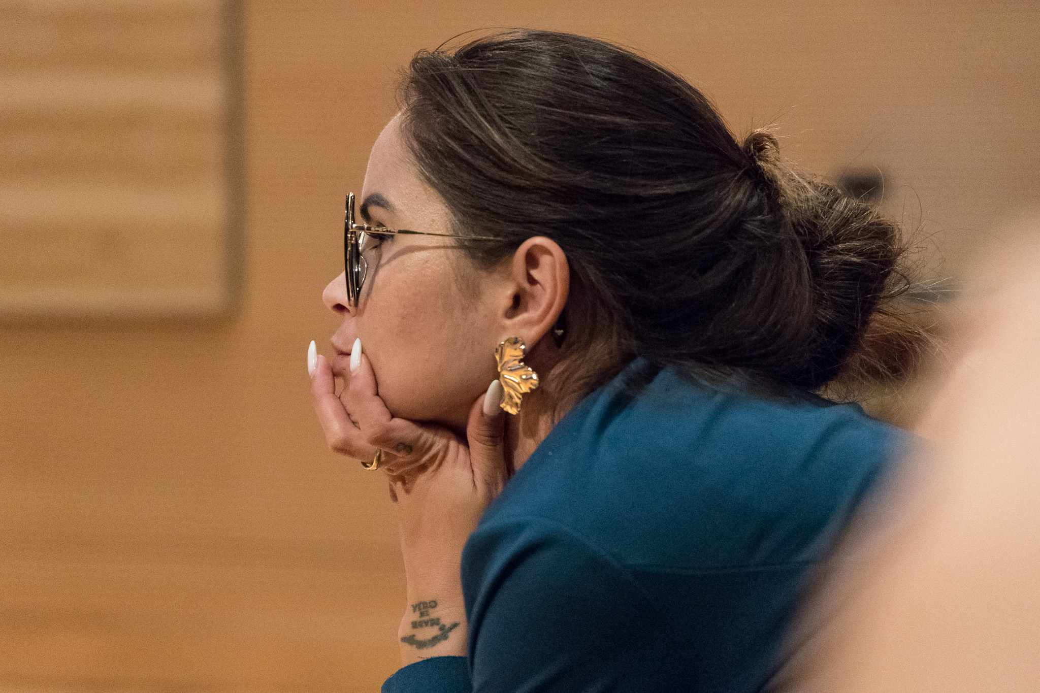 Donna in platea ascolta attentamente l'incontro