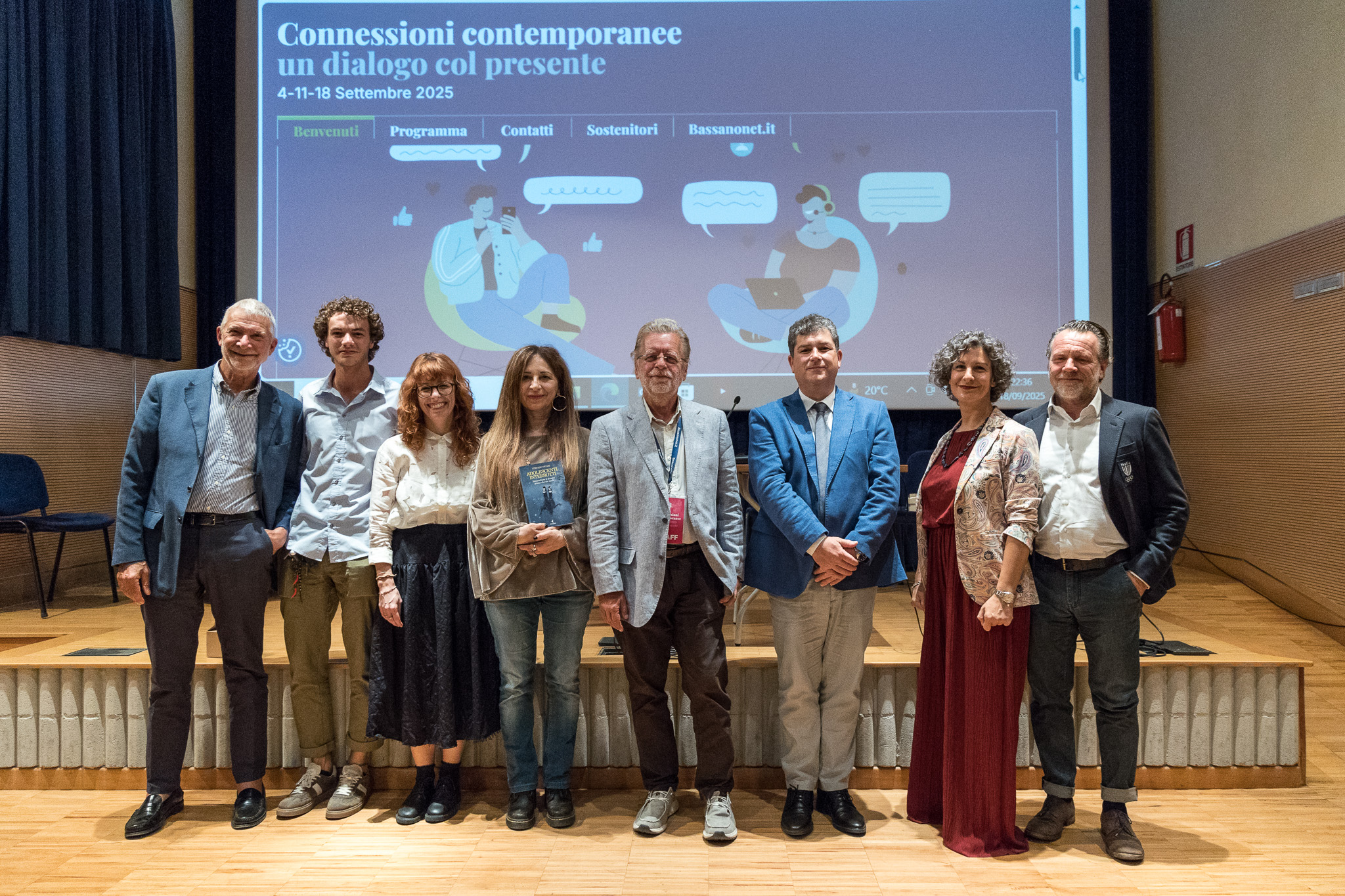Gruppo di relatori e organizzatori sul palco — edizione settembre 2025