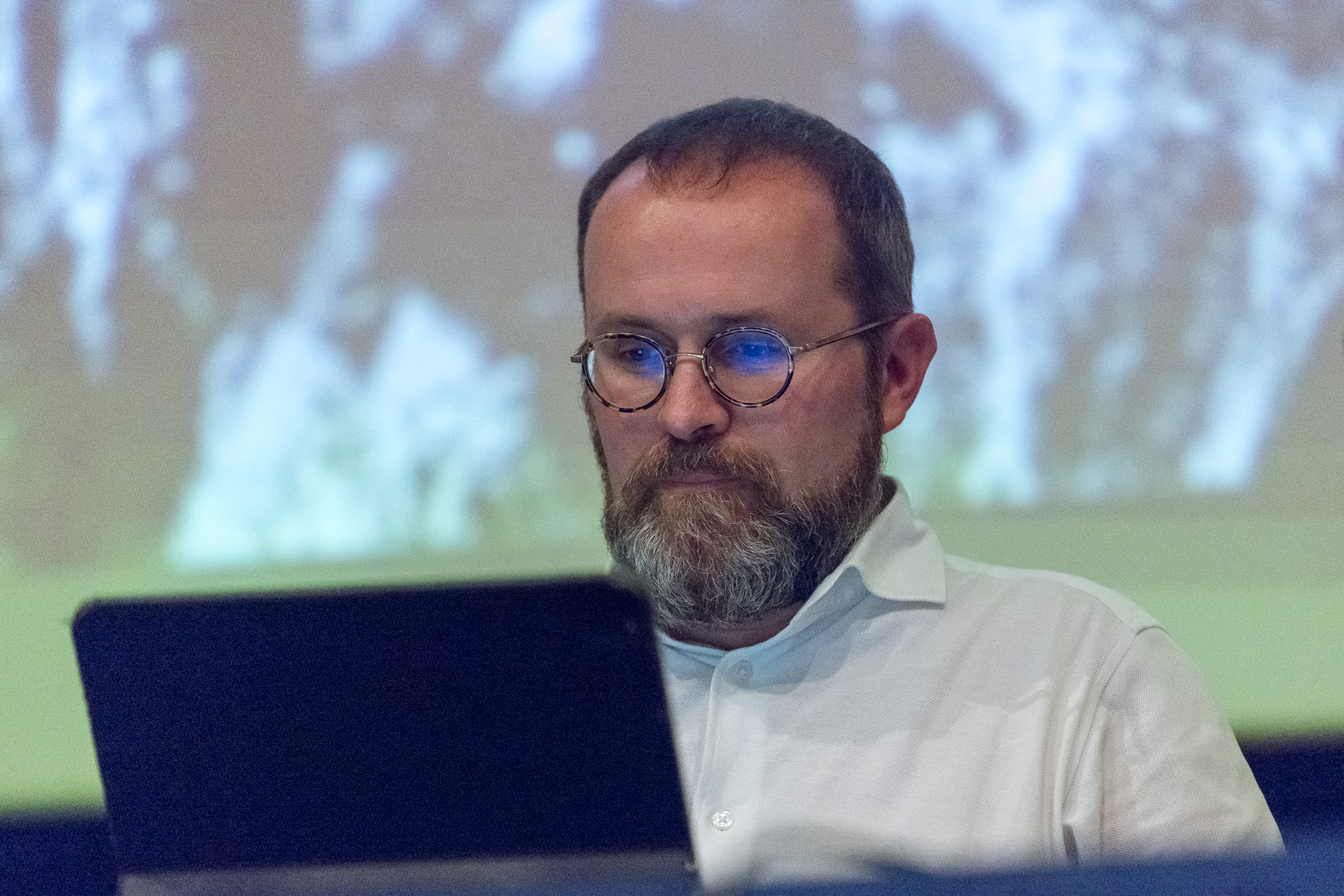 Relatore durante il dibattito davanti al maxischermo