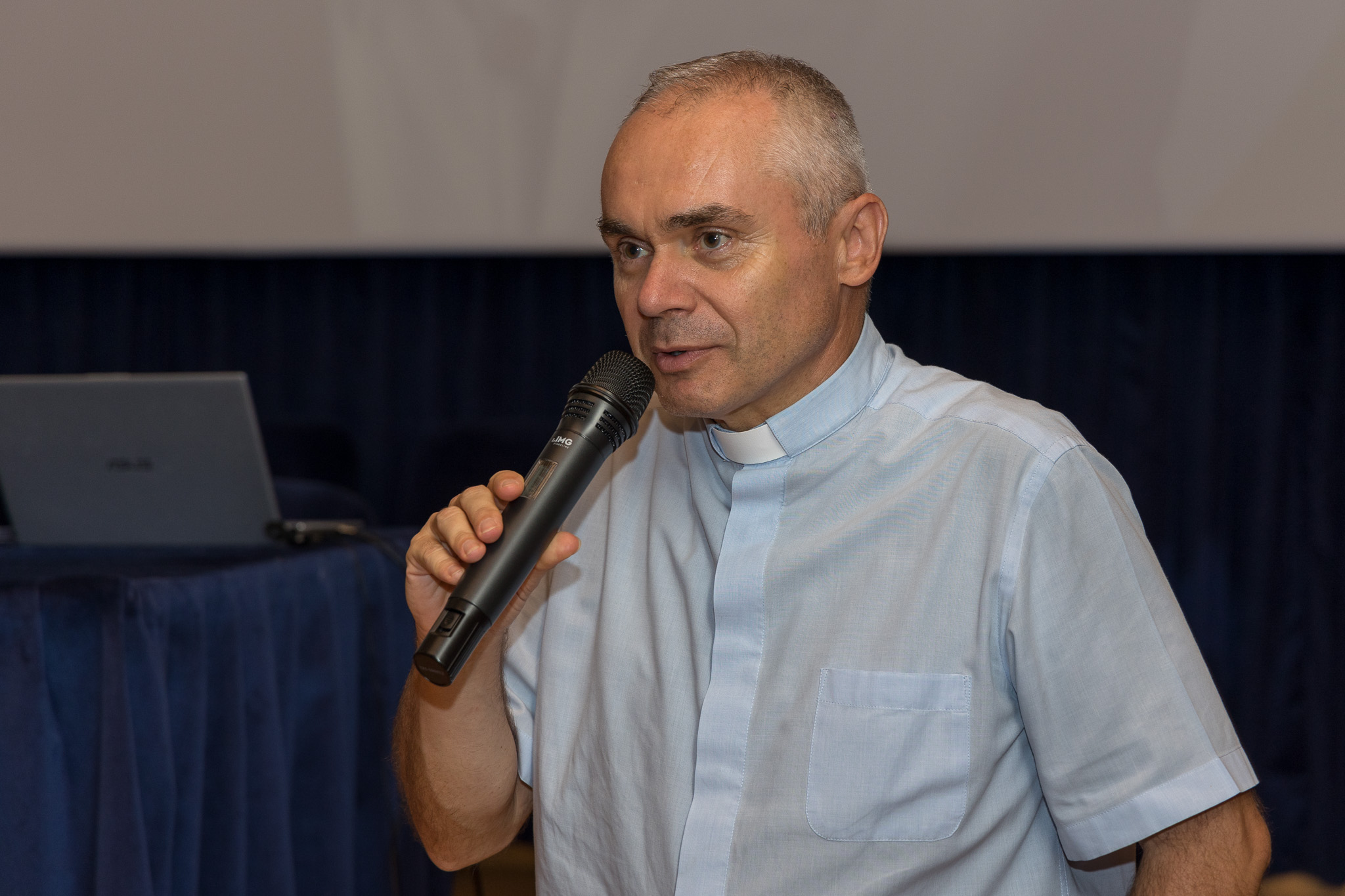Relatore con microfono durante l'incontro