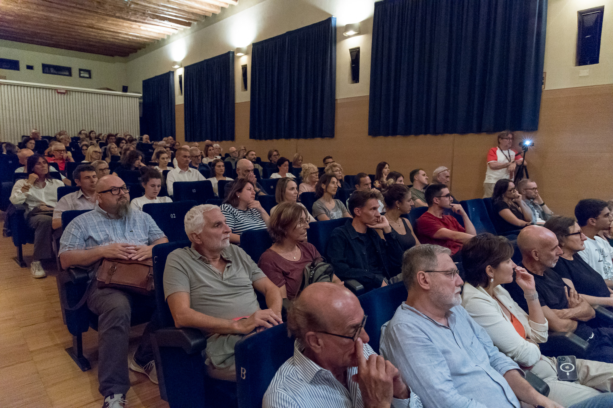 Pubblico seduto in platea durante un incontro in Sala Martinovich