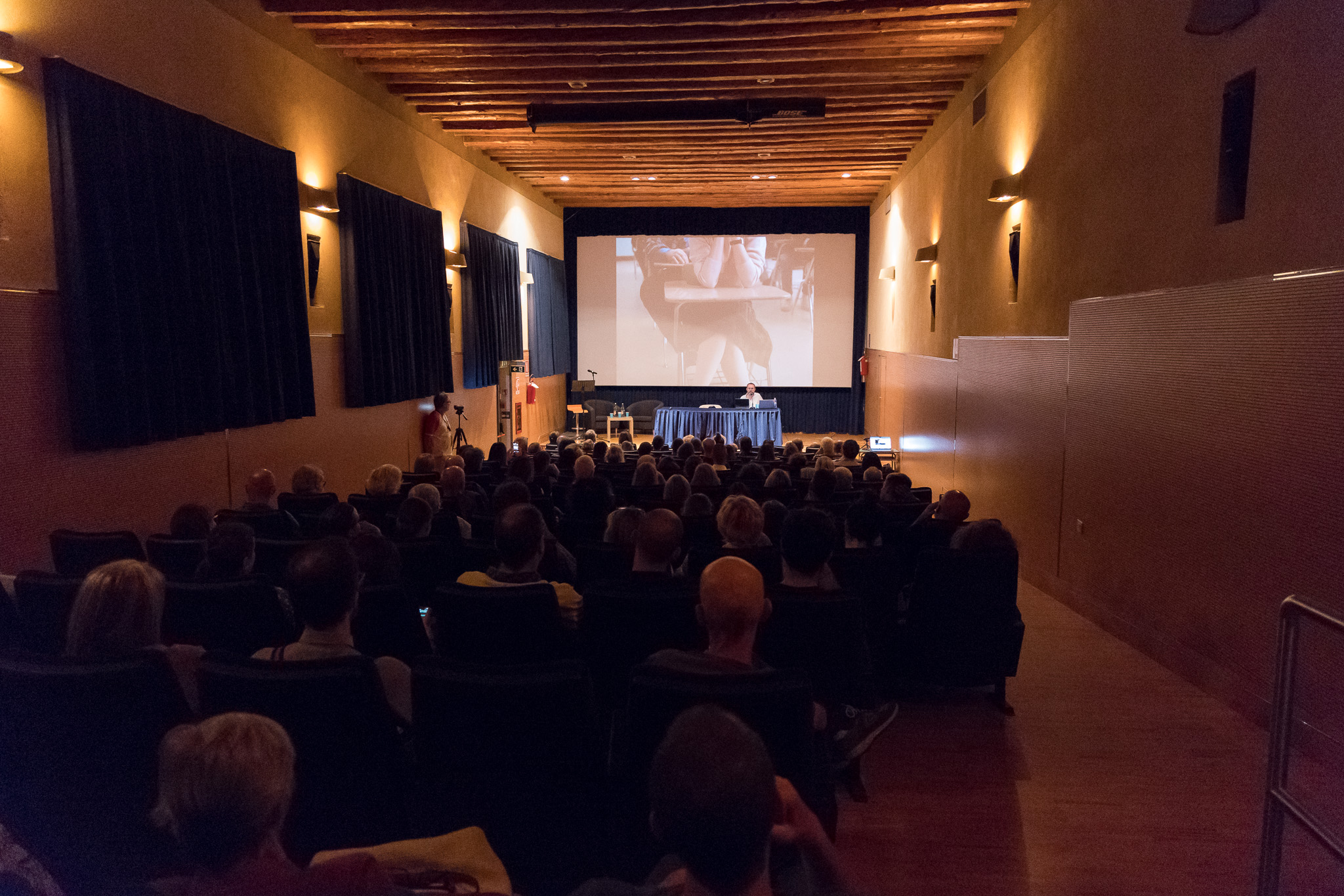 Vista della sala durante la proiezione e il dibattito