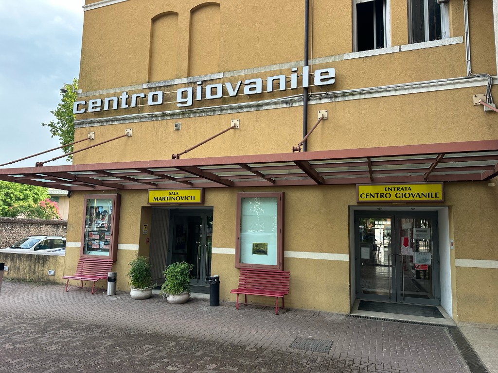 Ingresso della Sala Martinovich e del Centro Giovanile di Bassano del Grappa